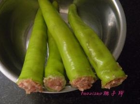 将去籽的尖椒填满肉馅；