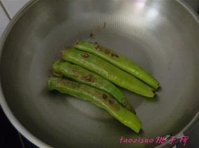 炒锅内放入少许食用油，将填好肉馅的尖椒煎至上色；