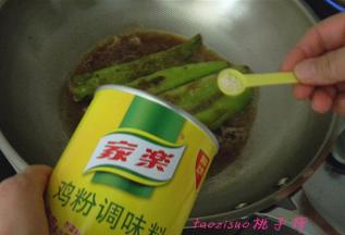 再加入少许的热水、生抽、鸡粉调味，炖煮2~3分钟，汤汁收浓即可。留一些汤汁拌米饭，很是下饭好吃啊！