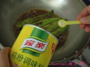 再加入少许的热水、生抽、鸡粉调味，炖煮2~3分钟，汤汁收浓即可。留一些汤汁拌米饭，很是下饭好吃啊！