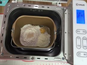 1. 把除黄油以外，其它材料都称进面包机桶内开始揉面，2个和面程序就可以