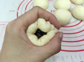 6. 用虎口把面团收紧