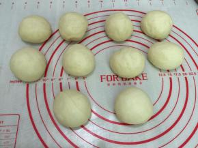 4. 揉出来的面团是527克
分割成58.5克的面团滚圆
再次松弛