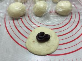 5. 取一面团按压包入10克红豆沙