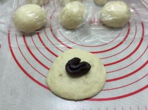 5. 取一面团按压包入10克红豆沙