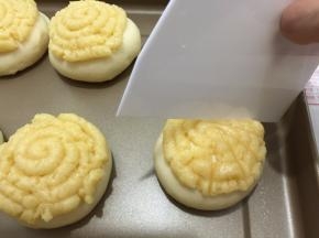 11. 挤上酥皮糊
再用刮板压出纹路