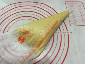 9. 按压好的酥皮糊装进裱花袋中