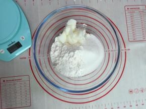 8. 趁着面包发酵时间我们来做酥皮部分
把酥皮部分的所有材料称在料理碗中
用刮刀按压均匀即可