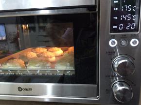 12. 送进烤箱上火175度下火145度20分钟