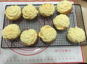 13. 出炉放在烤网上晾凉