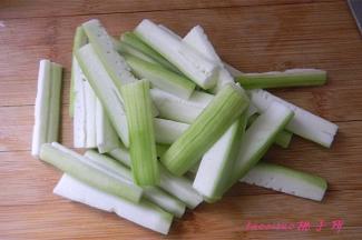 将丝瓜一剖两半，再切成6cm长条；