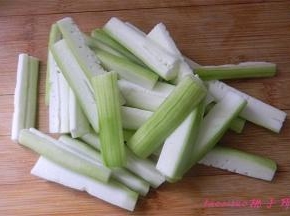 将丝瓜一剖两半，再切成6cm长条；