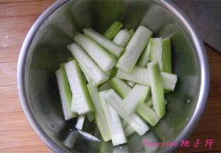 将切好的丝瓜条放入盆中，撒上食盐，腌制5分钟；