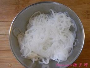 提前将粉丝泡软；