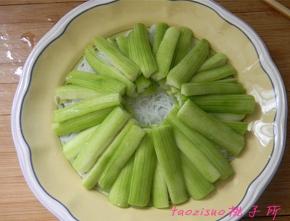 取一盘子，将泡好的粉丝铺在底部，再将腌好的丝瓜码放整齐；