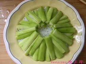 取一盘子，将泡好的粉丝铺在底部，再将腌好的丝瓜码放整齐；