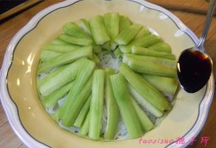 沿着盘子边，淋入1小勺蒸鱼豉油；