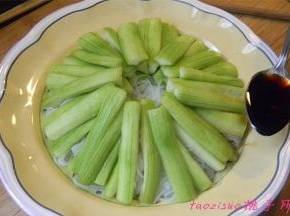 沿着盘子边，淋入1小勺蒸鱼豉油；