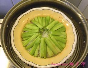 将盘子放入蒸锅内，上气后，蒸5分钟；