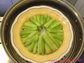 将盘子放入蒸锅内，上气后，蒸5分钟；