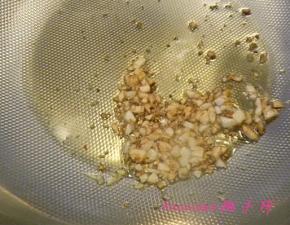炒锅内放入食用油，将蒜末炒至金黄;