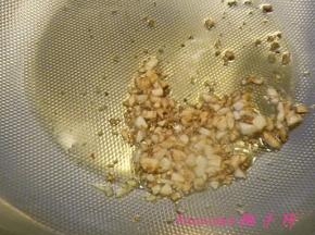 炒锅内放入食用油，将蒜末炒至金黄;