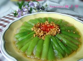 将炒好的金蒜浇在蒸好的丝瓜上，撒上少许红椒碎装饰即可。