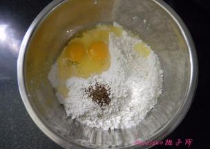 将面粉放入料理盆里，加入鸡蛋、五香粉、食盐一点点加入水调成面糊；