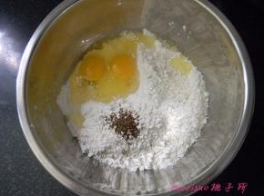 将面粉放入料理盆里，加入鸡蛋、五香粉、食盐一点点加入水调成面糊；