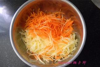 将土豆、胡萝卜用多功能切菜器切成细丝；