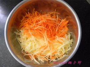 将土豆、胡萝卜用多功能切菜器切成细丝；