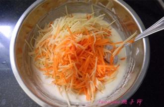 将切好的土豆、胡萝卜丝拌入面糊里；