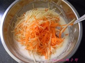 将切好的土豆、胡萝卜丝拌入面糊里；