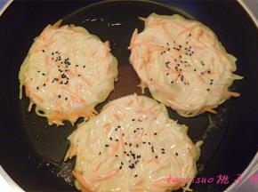 平锅内放入少许食用油，油温五成热，用小勺称出面糊放进平底锅里，用勺底将面糊摊平，再撒上几粒黑芝麻，待面饼煎至两面上色即可。