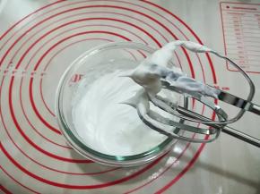 3. 用打蛋器打至硬性发泡