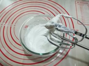 3. 用打蛋器打至硬性发泡