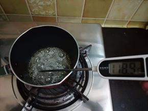 4. 水和细砂糖放入奶锅中，用小火烧至118度关火