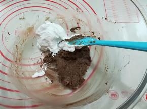 7. 第二次用翻拌的手法，拌匀后加入