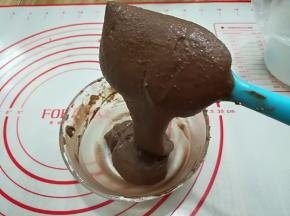 8. 第三次蛋白霜，提起面糊可以呈缎带状下落