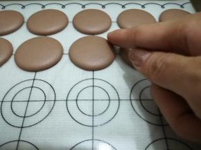 11. 放在通风处自然晾干，时间根据结皮程度而变，可以用指尖轻按一按，不沾手，软壳就可以