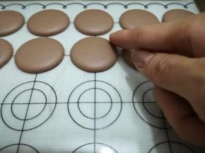 11. 放在通风处自然晾干，时间根据结皮程度而变，可以用指尖轻按一按，不沾手，软壳就可以
