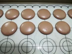 10. 在烤盘上挤出圆形状，挤好后震几下烤盘，然后用牙签挑出气泡