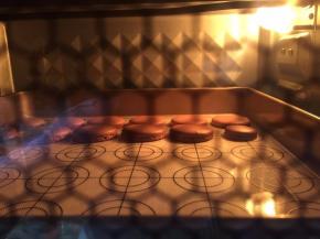 12. 烤箱预热160度，放入烤盘，烤14分钟这是烤5分钟时的裙边状态