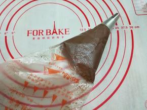 9. 将面糊装入裱花袋