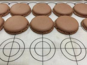 13. 出炉的马卡龙饼壳