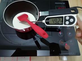 15. 内馅制作：将淡奶油小火加热至起小泡