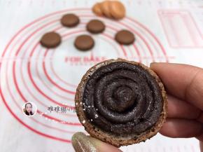 19. 剪个小口，将巧克力馅挤在马卡龙上