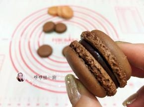 20. 加上馅后，放上另一块马卡龙，捏紧即可