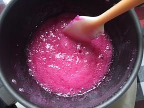 一直搅拌，直到所有的珊瑚糖融化，冒泡泡继续加热2分钟左右，离火