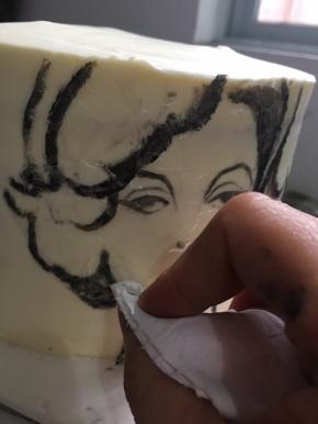 由于用的是黄油混合的粉类，在糯米纸上画得不好，可以轻轻地用纸巾擦掉哦……不过也不能擦很大力或擦很大面积的，所以下笔要小心